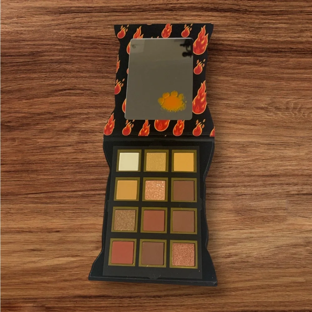 NEW TASTE BEAUTY Cheetos Flamin' Hot 12 SHADE Eyeshadow Palette